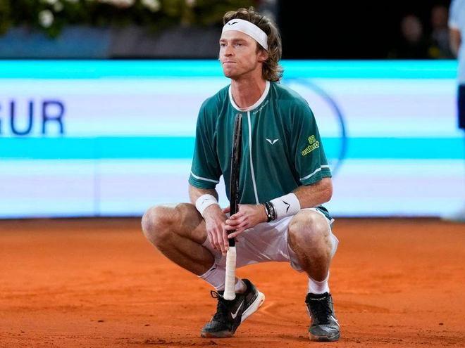 很多解说员 很多解说员